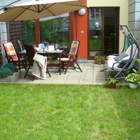 Garden Apartment With Garage In Central Prag Exterior foto