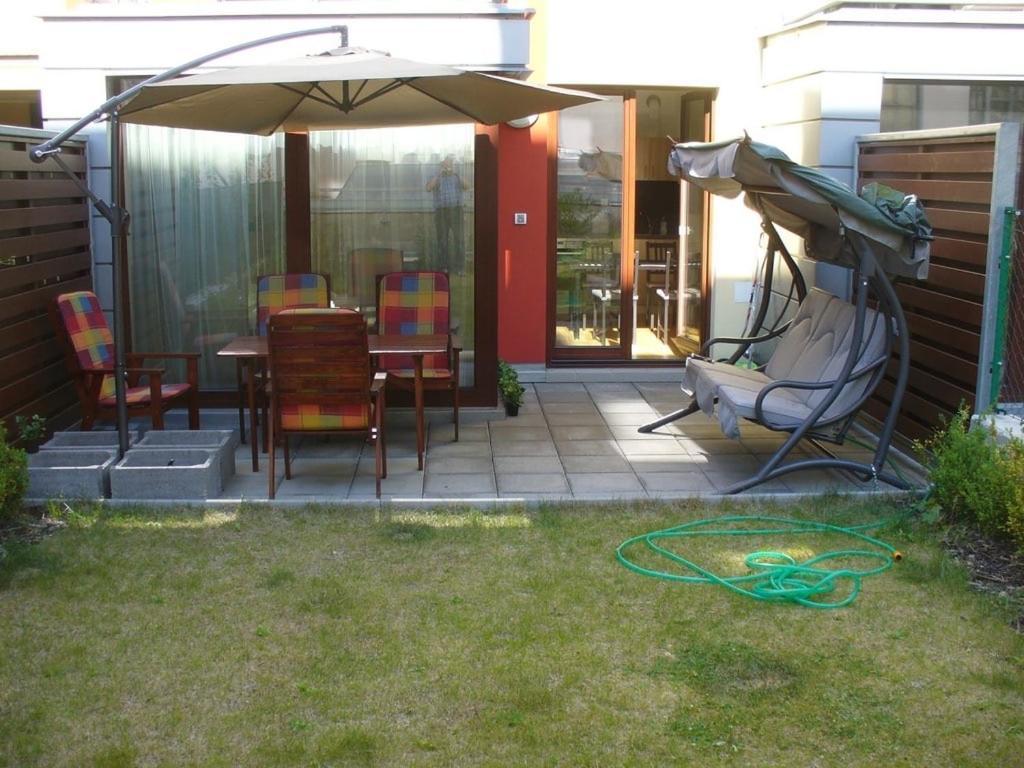 Garden Apartment With Garage In Central Prag Exterior foto