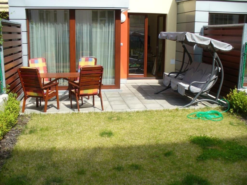 Garden Apartment With Garage In Central Prag Exterior foto