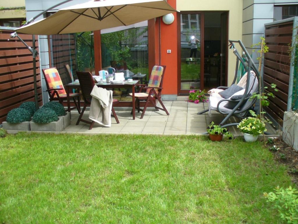 Garden Apartment With Garage In Central Prag Exterior foto
