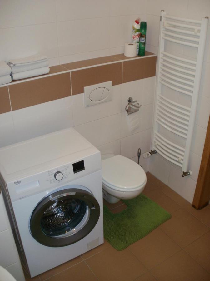 Garden Apartment With Garage In Central Prag Exterior foto